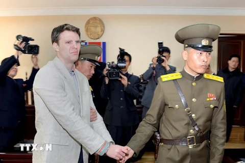  Sinh viên Otto Warmbier (trái) tại tòa án ở Bình Nhưỡng, Triều Tiên ngày 16/3/2016. (Nguồn: EPA/TTXVN)