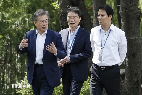 Tổng thống Hàn Quốc Moon Jae-in (trái) thảo luận với Chánh Văn phòng Phủ Tổng thống Im Jong-seok (phải) và Cố vấn chính sách an ninh Jang Ha-sung tại phủ Tổng thống ở Seoul ngày 25/4. (Nguồn: EPA-EFE/TTXVN)