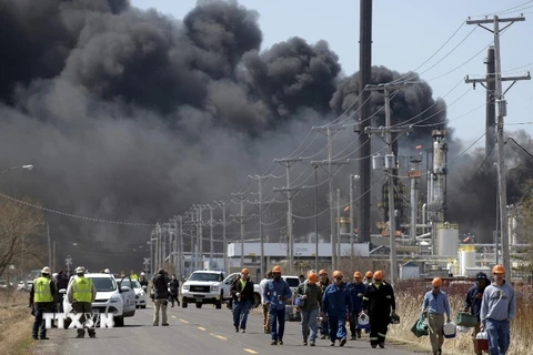 Khói bốc lên dày đặc từ hiện trường vụ nổ nhà máy lọc dầu Husky Energy. (Nguồn: AFP/TTXVN) 
