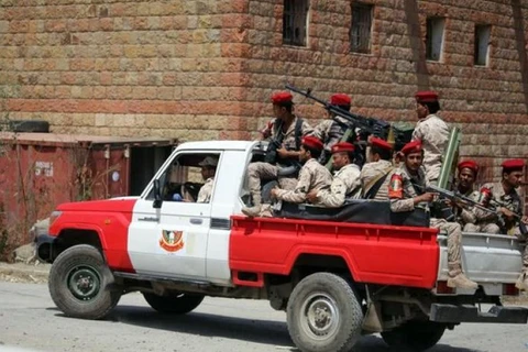 Binh sỹ Yemen tuần tra trên các đường phố của thành phố Taez ngày 13/3. (Nguồn: AFP)