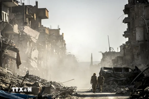  Các lực lượng dân chủ Syria tuần tra tại thành phố Raqqa sau khi giải phóng thành phố này từ IS ngày 20/10/2017. (Nguồn: AFP/TTXVN)