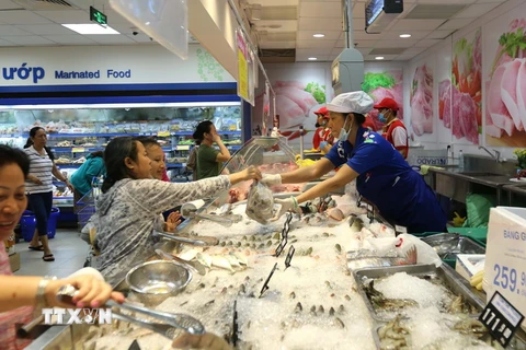Người tiêu dùng mua sắm tại Co.opmart Chu Văn An. Thành phố Hồ Chí Minh. (Ảnh: Thanh Vũ/TTXVN)