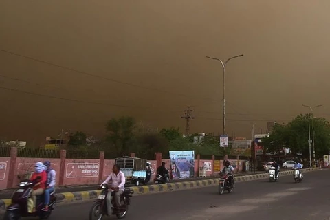 Bầu trời vẫn vũ bão cát tại Ấn Độ. (Nguồn: scroll.in)