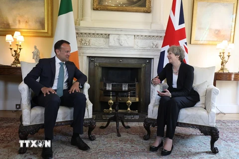 Thủ tướng Anh Theresa May (phải) trong cuộc gặp Thủ tướng Ireland Leo Varadkar tại London ngày 19/6/2017. (Nguồn: AFP/TTXVN)