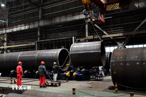 Công nhân làm việc tại nhà máy sản xuất ống thép ở Sơn Đông, Trung Quốc ngày 31/1. (Nguồn: AFP/TTXVN)