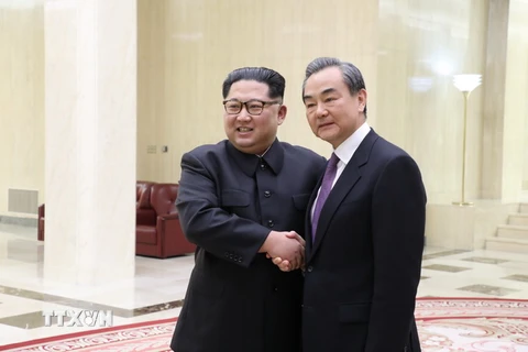 Nhà lãnh đạo Triều Tiên Kim Jong-un và Ngoại trưởng Trung Quốc Vương Nghị. (Nguồn: THX/TTXVN)