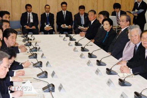 Thủ tướng Nhật Bản Shinzo Abe (thứ tư, trái) gặp thân nhân những người bị bắt cóc tại Tokyo ngày 2/4/2015. (Nguồn; Kyodo/TTXVN)