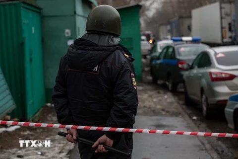 Cảnh sát Nga phong tỏa hiện trường vụ nổ súng ở Nhà máy bánh kẹo Menshevik. (Nguồn: THX/TTXVN)