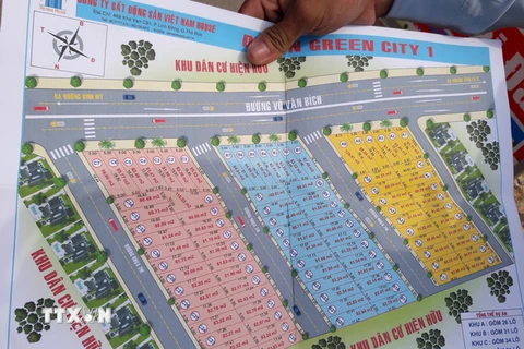 Dự án đất nền Green City trên đường Võ Văn Bích, huyện Củ Chi, TP. Hồ Chí Minh được quảng cáo hấp dẫn trong khi thực tế chỉ là bãi ruộng đang san lấp dang dở. (Ảnh: Trần Xuân Tình/TTXVN)