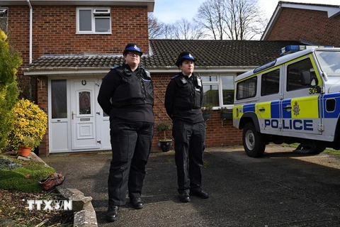 Cảnh sát Anh phong tỏa bên ngoài khu dân cư, nơi được cho là có liên quan đến vụ cựu điệp viên người Nga Sergei Skripal và con gái bị đầu độc ở Salisbury ngày 4/3. (Nguồn: AFP/TTXVN) 