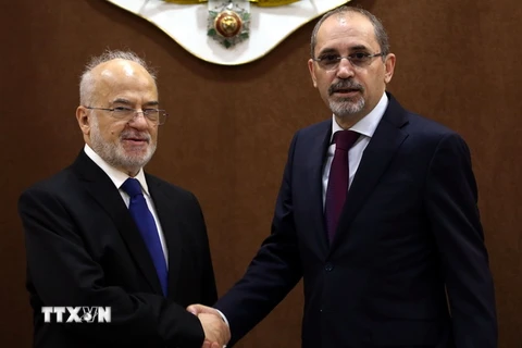 Ngoại trưởng Iraq Ibrahim Jaafar (ảnh, trái) và người đồng cấp nước chủ nhà Ayman Safadi. (Nguồn: AFP/TTXVN)