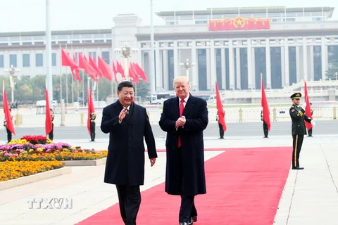 Chủ tịch Trung Quốc Tập Cận Bình (phải) và người đồng cấp Mỹ Donald Trump (trái) tại lễ đón ở Bắc Kinh ngày 9/11/2017. (Nguồn: THX/TTXVN)