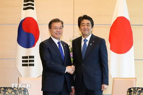 Thủ tướng Nhật Bản Shinzo Abe (phải) và Tổng thống Hàn Quốc Moon Jae-in tại hội nghị thượng đỉnh Nhật Bản-Hàn Quốc ở Tokyo ngày 9/5. (Nguồn: Yonhap/TTXVN)