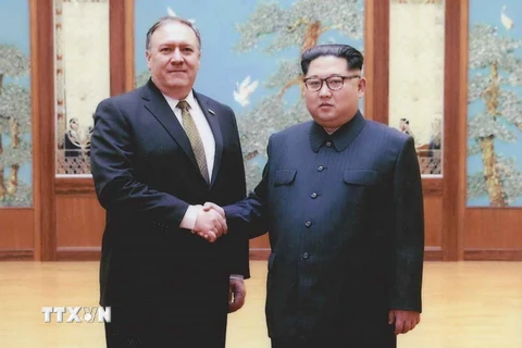  Ngoại trưởng Mỹ Mike Pompeo (trái) và nhà lãnh đạo Triều Tiên Kim Jong-un tại cuộc gặp ở Bình Nhưỡng ngày 26/4. (Nguồn: Yonhap/TTXVN)