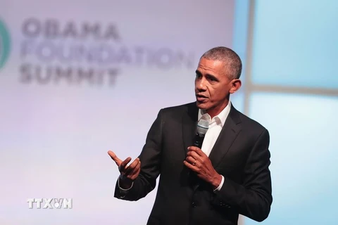 Cựu Tổng thống Mỹ Barack Obama phát biểu tại Chicago, Illinois ngày 31/10/2017. (Nguồn: AFP/TTXVN)