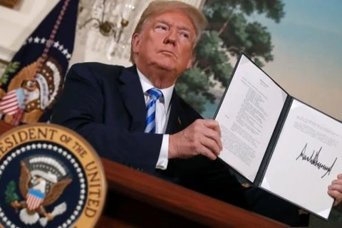 Tổng thống Mỹ Donald Trump giơ Bản ghi nhớ về việc rút Mỹ khỏi JCPOA mà ông vừa ký tại Nhà Trắng ở Washington DC., ngày 8/5. (Nguồn: Getty)