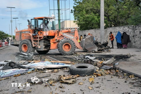 Hiện trường một vụ đánh bom xe tại Mogadishu ngày 6/4. (Nguồn: AFP/TTXVN)