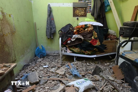  Một ngôi nhà bị hư hại sau khi phiến quân Houthi phóng tên lửa vào quận Um Al-Hammam ở Riyadh ngày 26/3. (Nguồn: AFP/TTXVN)