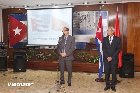 (Đại sứ Việt Nam Đặng Xuân Dũng (phải) và Đại sứ Cuba Orestes Perez Perez phát biểu tại buổi gặp. (Ảnh: Hoài Nam/TTXVN)