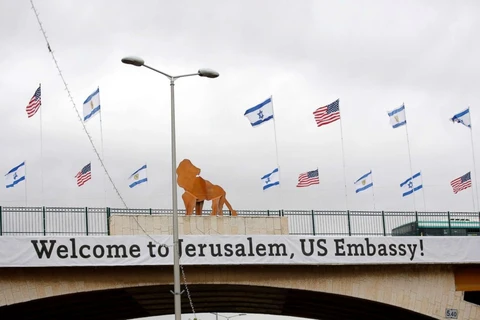 Băngrôn chào mừng Mỹ mở Đại sứ quán tại Jerusalem chăng trên một cây cầu gần lãnh sự quán Mỹ trong khu phố Do Thái của Arnona ngày 13/5. (Nguồn: EPAP/REX)