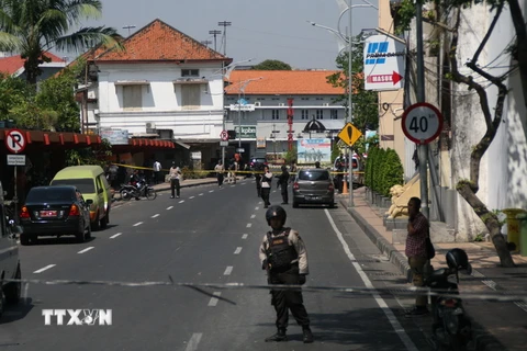 Cảnh sát gác tại hiện trường vụ đánh bom ở Surabaya, Indonesia ngày 14/5. (Nguồn: THX/TTXVN)