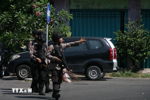 Cảnh sát gác tại hiện trường vụ đánh bom ở Surabaya, Indonesia ngày 14/5. THX/TTXVN.