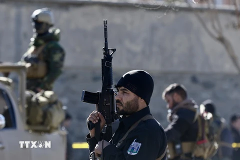 Lực lượng an ninh Afghanistan gác tại hiện trường một vụ đánh bom liều chết ở Kabul. (Nguồn: EPA-EFE/TTXVN)