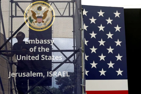 Một nhân viên đang chuẩn bị cho lễ khai trương Đại sứ quán mới của Mỹ tại Jerusalem ngày 13/5. (Nguồn: Reuters)