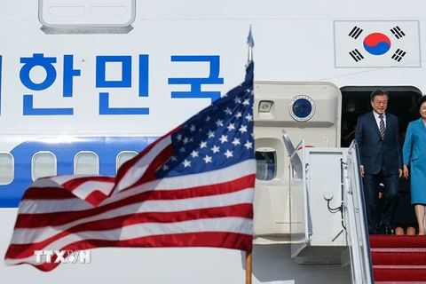 Tổng thống Hàn Quốc Moon Jae-in và phu nhân tới thủ đô Washington của Mỹ ngày 21/5. (Nguồn: AFP/TTXVN)