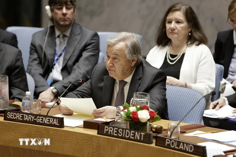 Tổng Thư ký Liên hợp quốc Antonio Guterres (giữa) tại cuộc họp của Hội đồng bảo an LHQ ở New York, Mỹ ngày 22/5. (Nguồn: THX/TTXVN)