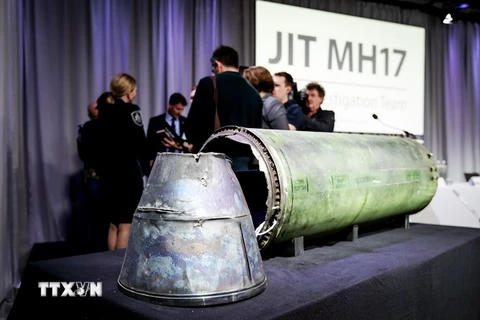 Một phần của quả tên lửa BUK-TELAR được cho là đã bắn hạ máy bay MH-17 trưng bày tại cuộc họp báo của JIT ở Bunnik, Hà Lan ngày 24/5. (Nguồn: AFP/TTXVN) 
