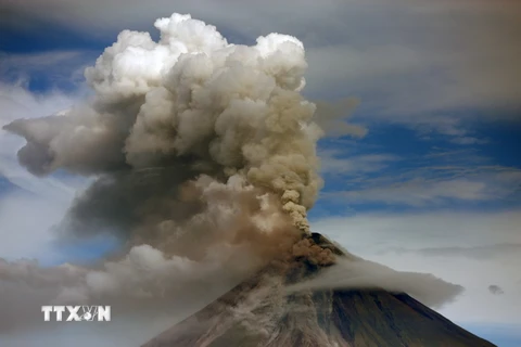 Khói bụi bốc lên từ núi lửa Mayon ngày 25/1. (Nguồn: THX/TTXVN)
