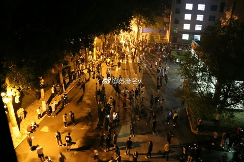 Người dân đổ ra đường sau trận động đất. (Nguồn: chinadaily.com.cn)