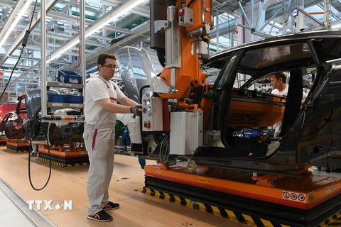 Một phân xưởng lắp ráp tại nhà máy sản xuất ô tô Audi ở Ingolstadt, miền nam nước Đức. (Nguồn: AFP/TTXVN)