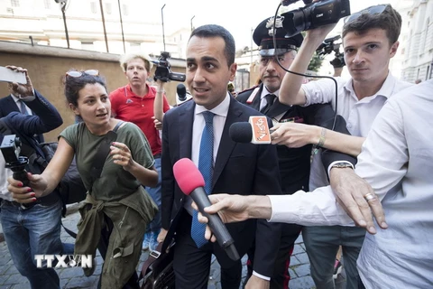 Lãnh đạo của đảng Phong trào 5 Sao (M5S) Luigi Di Maio rời khỏi Hạ viện ở Rome ngày 31/5. (Nguồn: EPA/TTXVN)