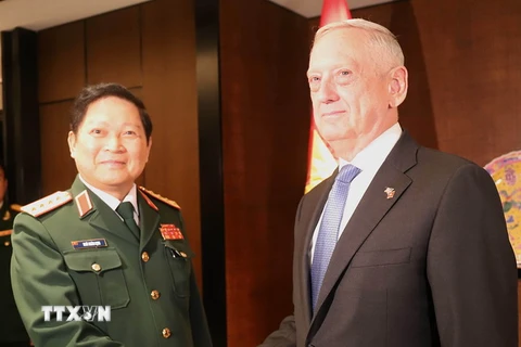 Bộ trưởng Quốc phòng Việt Nam Ngô Xuân Lịch và Bộ trưởng Quốc phòng Hoa Kỳ James Mattis. (Ảnh: Xuân Vịnh/TTXVN)