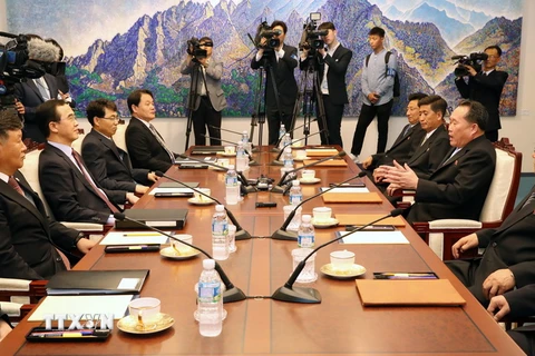  Phái đoàn Hàn Quốc (trái) và Triều Tiên (phải) tại cuộc hội đàm ở làng đình chiến Panmunjom ngày 1/6. (Nguồn: Yonhap/TTXVN)