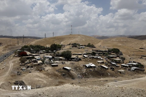 Quang cảnh ngôi làng Khan Al-Ahmar ở Bờ Tây ngày 30/5. (Nguồn: AFP/TTXVN)