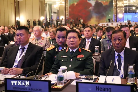  Bộ trưởng Bộ Quốc phòng Ngô Xuân Lịch tham dự phiên toàn thể thứ nhất Đối thoại Shangri-La lần thứ 17. (Ảnh: Việt Dũng/TTXVN)