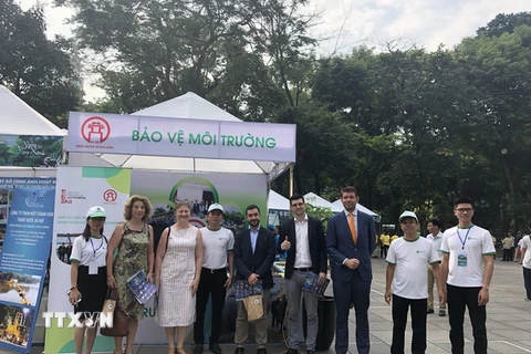 Đại diện các sứ quán tại Việt Nam và các đại biểu tham gia chương trình "Ngày hội sống xanh". (Ảnh: Minh Nghĩa/TTXVN)