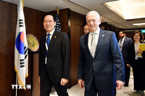  Bộ trưởng Quốc phòng Mỹ Jim Mattis (phải) và Bộ trưởng Quốc phòng Hàn Quốc Song Young-moo (trái) tại Hội nghị ở Singapore ngày 2/6. (Nguồn: YONHAP/TTXVN)