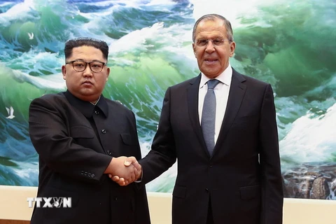 Ngoại trưởng Nga Sergei Lavrov (phải) và nhà lãnh đạo Triều Tiên Kim Jong Un tại cuộc gặp ở Bình Nhưỡng ngày 31/5. (Nguồn: AFP/TTXVN)