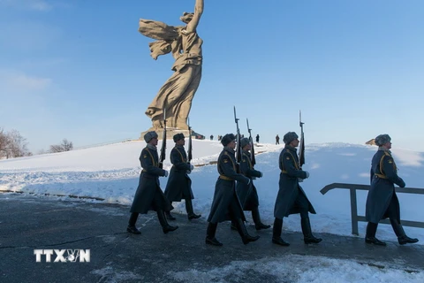 Binh sỹ Nga diễu hành kỷ niệm 75 năm chiến thắng lịch sử Stalingrad tại Volgograd, ngày 2/2. (Nguồn: THX/TTXVN)