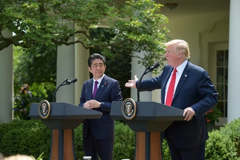 Tổng thống Mỹ Donald Trump (phải) và Thủ tướng Nhật Bản Shinzo Abe trong cuộc họp báo chung tại Nhà Trắng ngày 7/6. (Nguồn: THX/TTXVN)