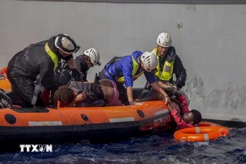  Người di cư được cứu trên Địa Trung Hải. (Nguồn: AFP/TTXVN)