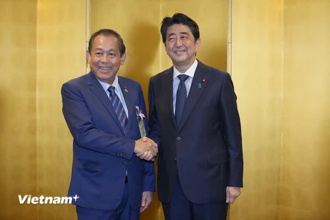 Phó Thủ tướng Thường trực Chính phủ Trương Hòa Bình chào xã giao Thủ tướng Nhật Bản Shinzo Abe. (Ảnh: Thành Hữu/Vietnam+)