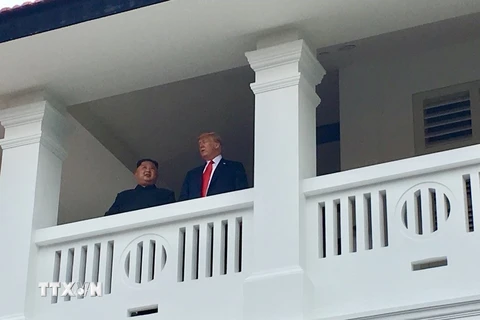 Tổng thống Mỹ Donald Trump (phải) và nhà lãnh đạo Triều Tiên Kim Jong-un tại cuộc gặp ở Singapore ngày 12/6. (Nguồn: Yonhap/TTXVN)