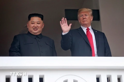 Nhà lãnh đạo Triều Tiên Kim Jong-un (trái) và Tổng thống Mỹ Donald Trump tại cuộc hội đàm lịch sử ở Sentosa, Singapore ngày 12/6. (Nguồn: EPA/TTXVN)