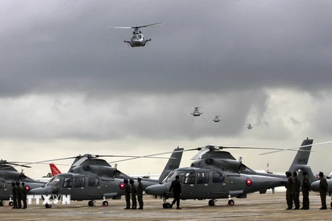  12 máy bay trực thăng (Z9) mua của Trung Quốc tại căn cứ Không quân Hoàng gia Campuchia ở Phnom Penh. (Nguồn: AFP/TTXVN)