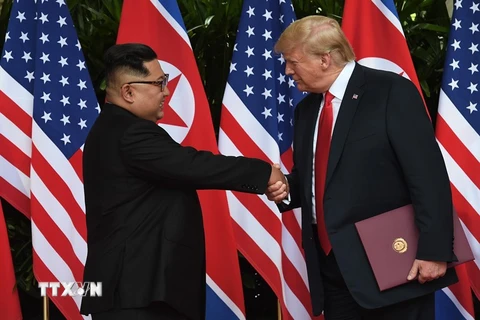 Tổng thống Mỹ Donald Trump (phải) và nhà lãnh đạo Triều Tiên Kim Jong-un tại cuộc gặp thượng đỉnh Mỹ- Triều ở Singapore ngày 12/6. (Nguồn: YONHAP/ TTXVN)